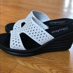 SKECHERS WEDGE SANDALS SIZE 7